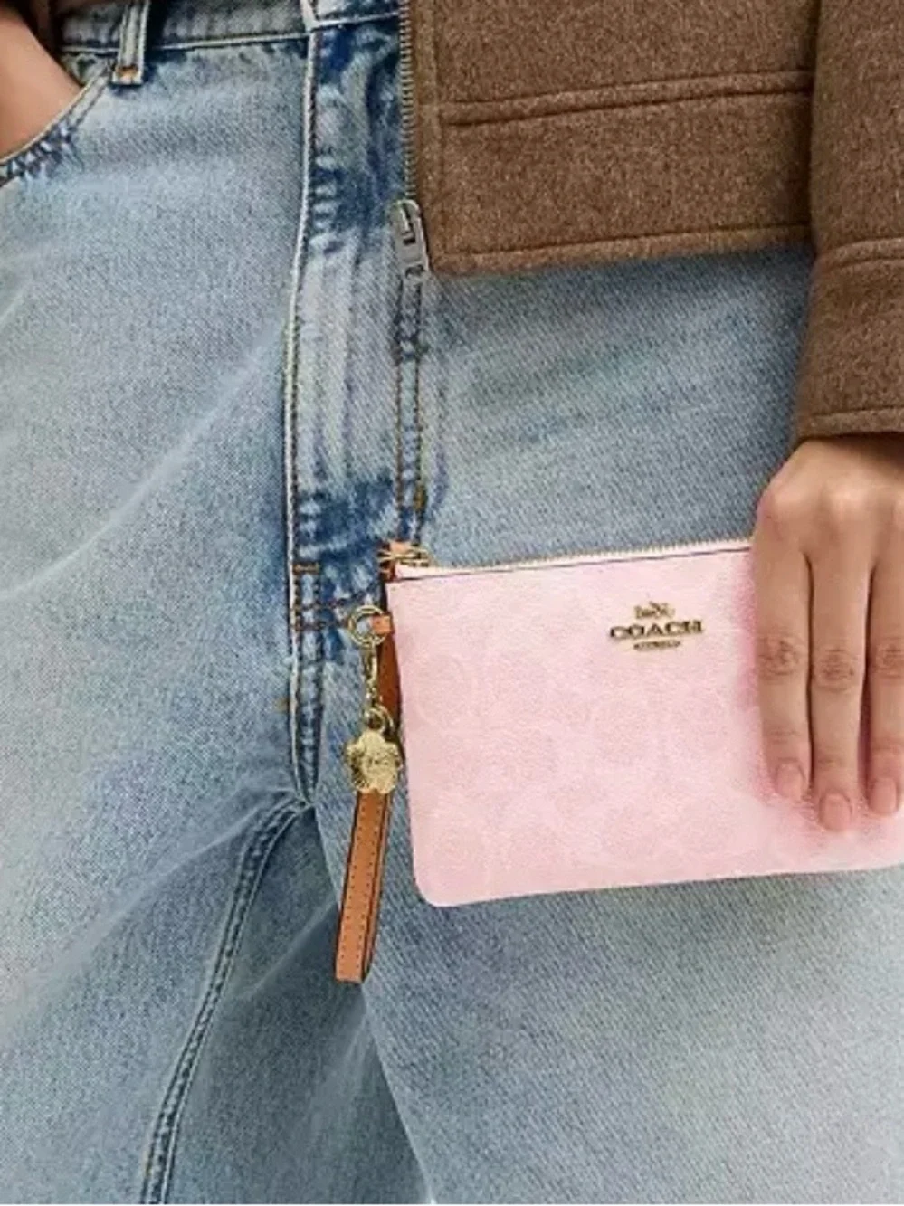 🌸New Coach Corner Zip Wristlet in Powder Pink w/Charms - Picture 2 of 3